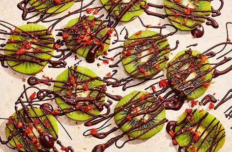 Dark chocolate-drizzled kiwis