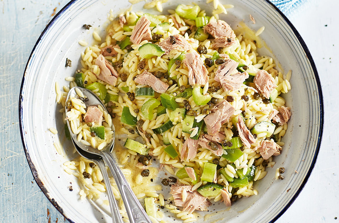 Green summer salad with tuna and orzo