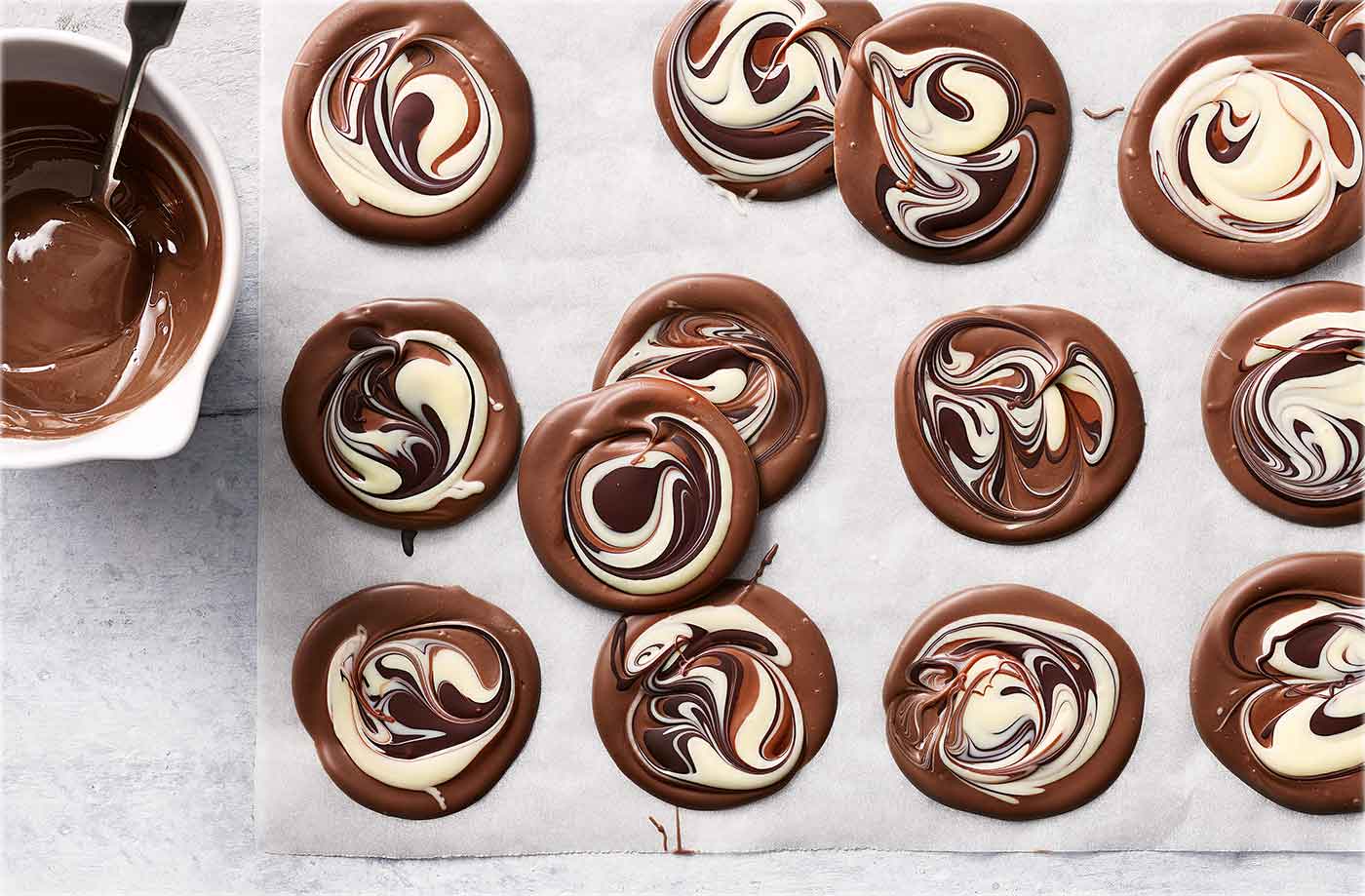 Marbled chocolate ‘puddles’