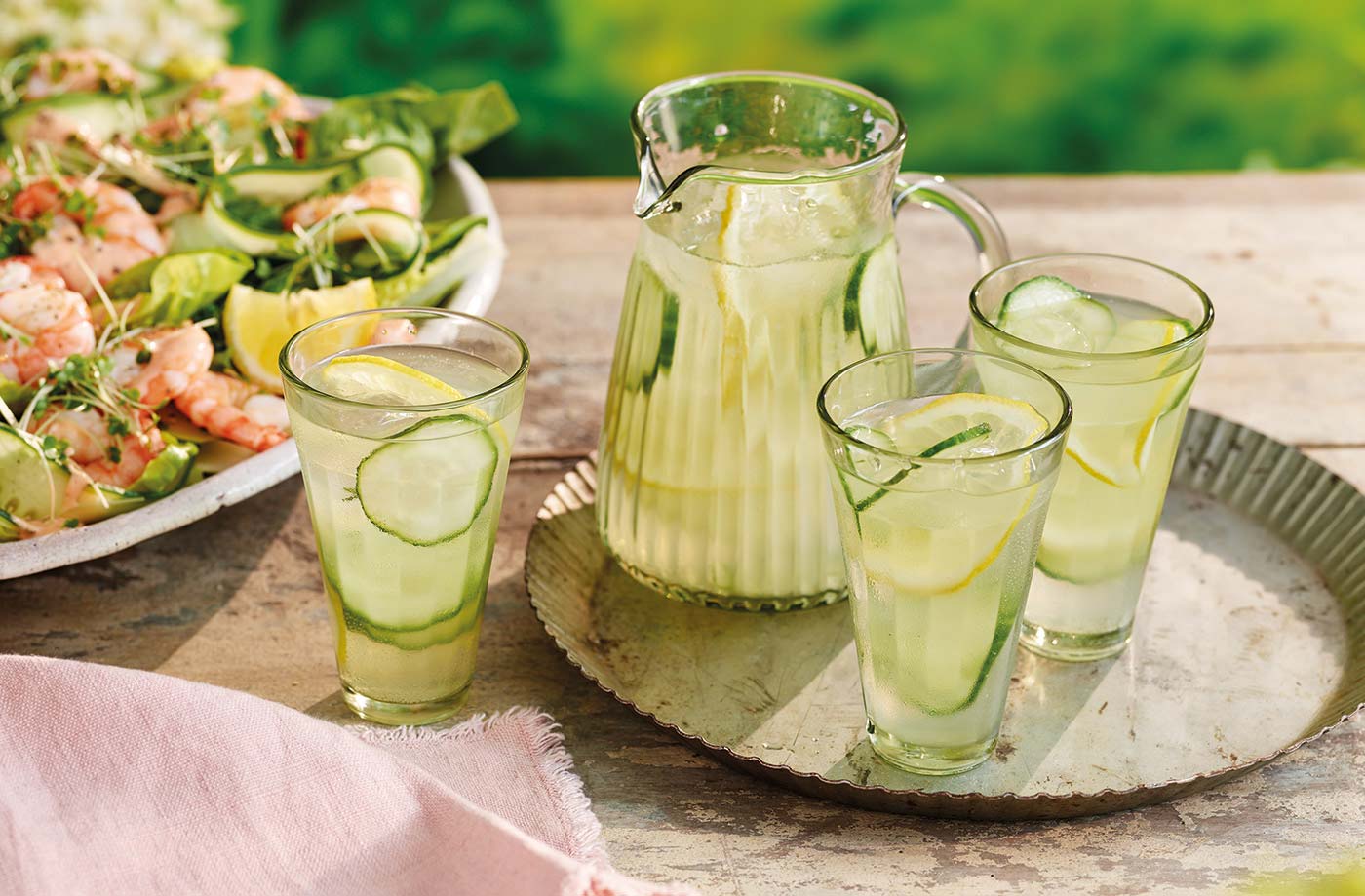 Gin and elderflower fizzes