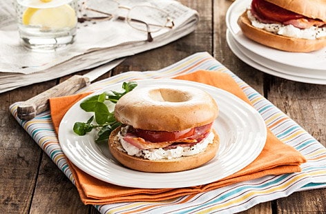 Image of "Bagel with cream cheese, bacon and tomato"