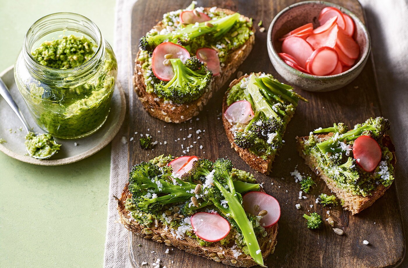 Goat's cheese and broccoli pesto toasts