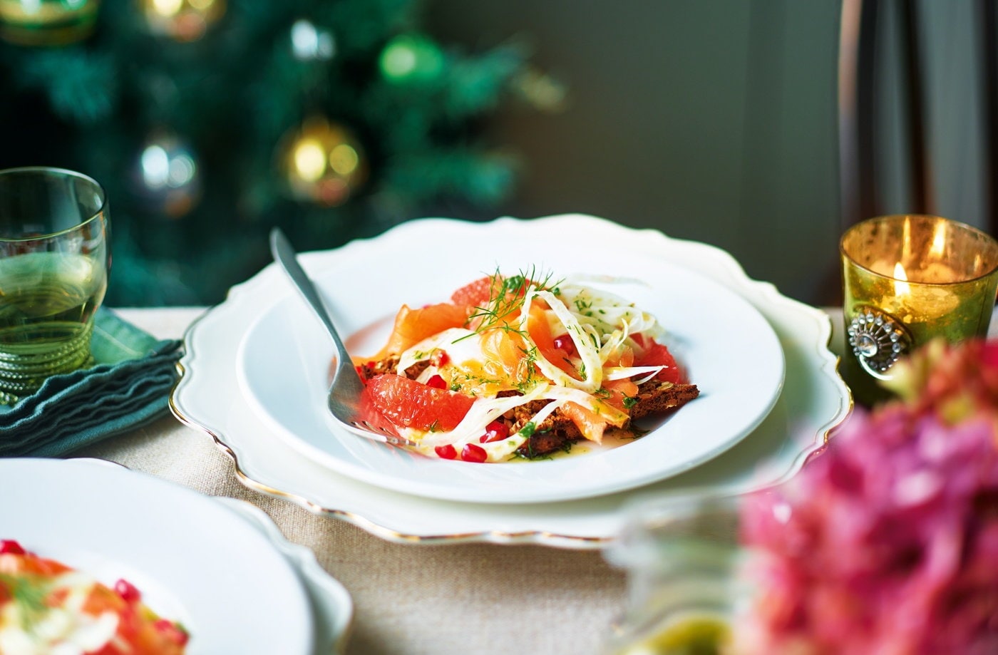 Smoked salmon, fennel and grapefruit on rye