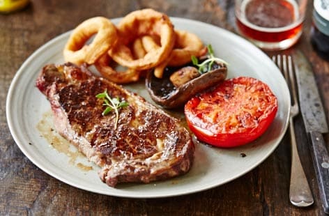 Image of "Sirloin steak with golden onion rings "