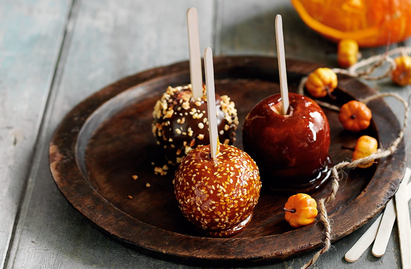 Toffee apples with chocolate, hazelnuts and sesame seeds