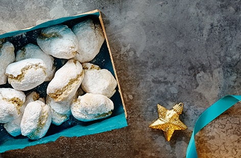 Vanilla and lemon ricciarelli biscuits