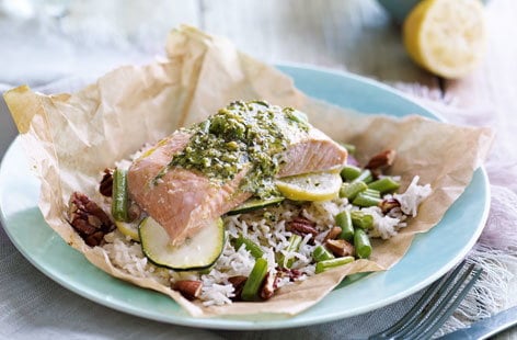 Image of "Pesto salmon parcels with green beans"