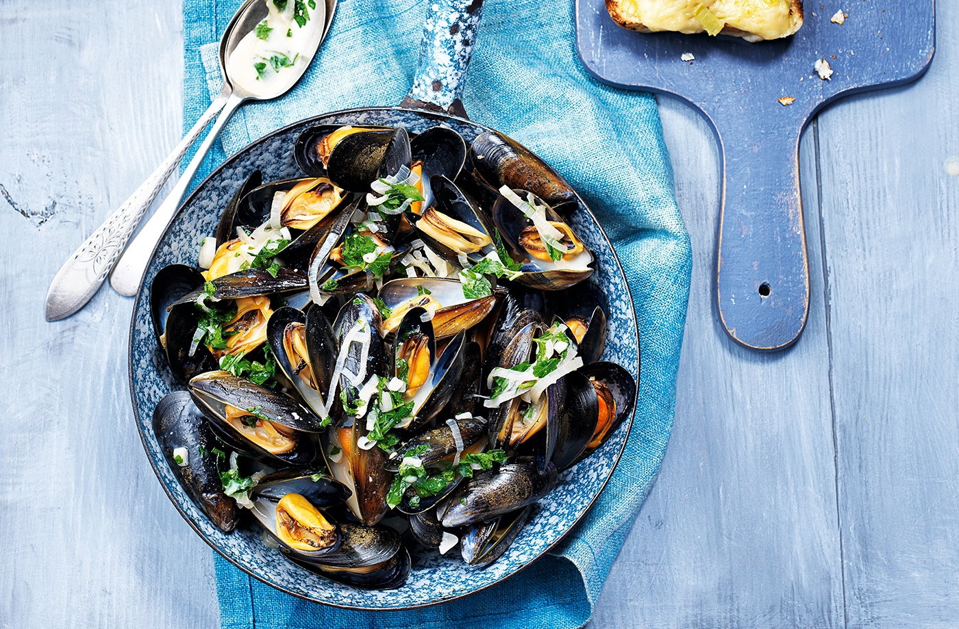 Mussels in beer broth with cheesy rarebits