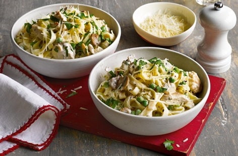 Image of "Lemony chicken, mushroom and pea pasta"