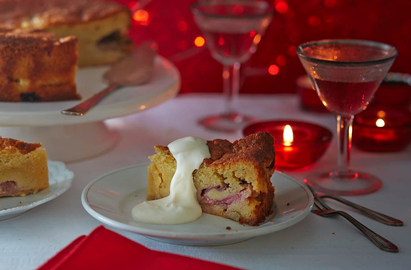 Rhubarb cake with cardamom and custard
