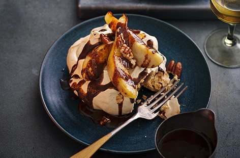 Meringues with pears and spiced chocolate caramel sauce