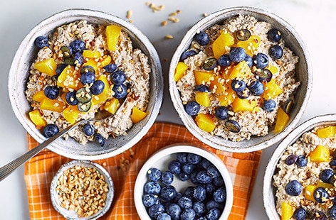 Image of "Peach, ginger and blueberry overnight oats"