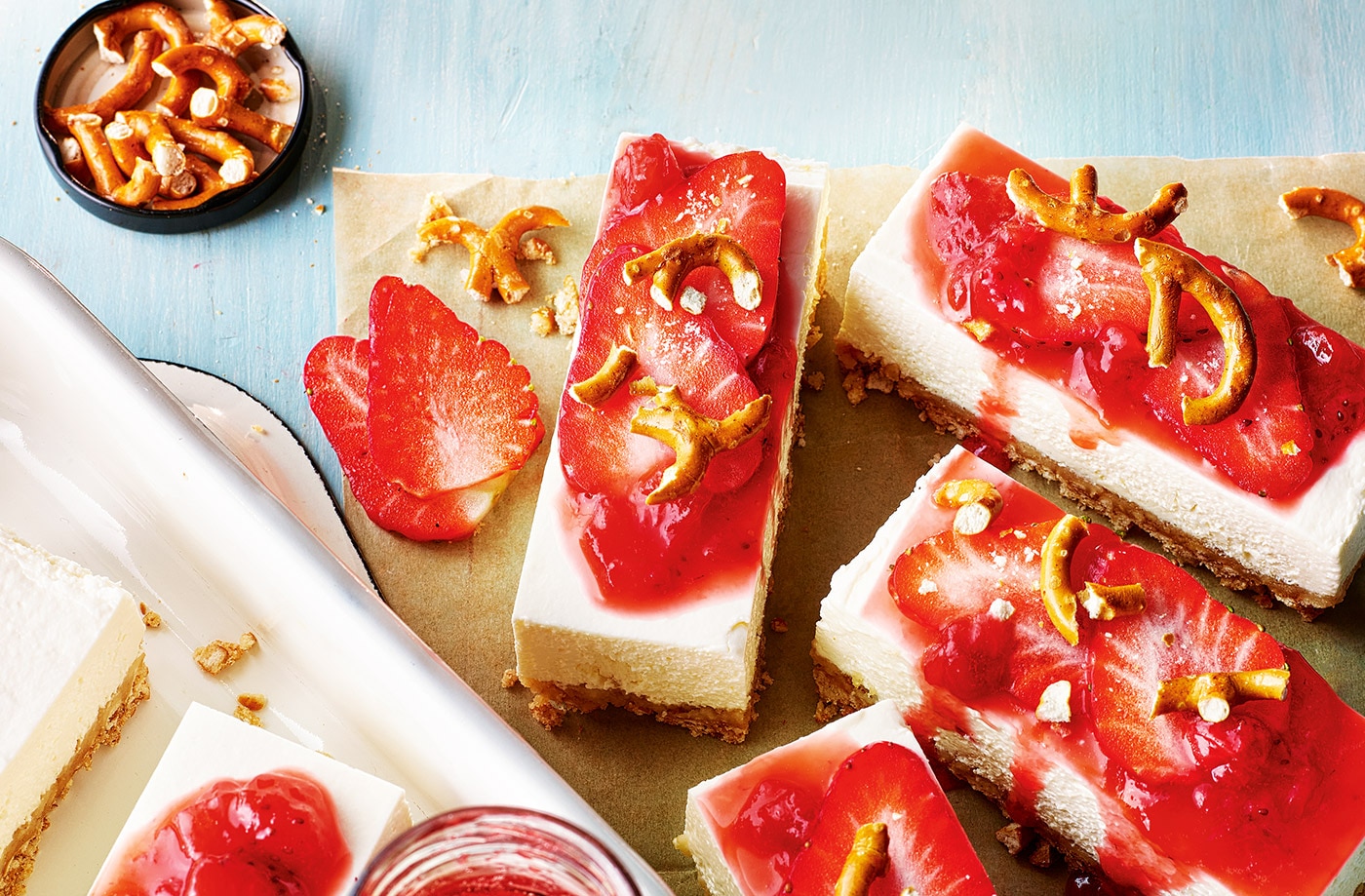 Strawberry pretzel cheesecake bars