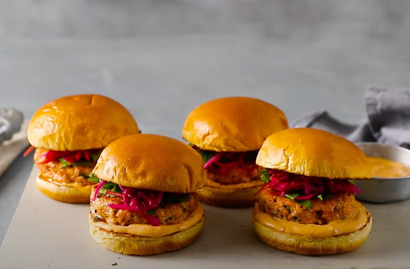 Spicy salmon burgers with slaw