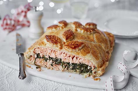 Image of "Salmon en croute with spinach and almonds"