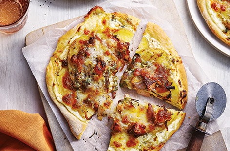 Image of "Bacon and blue cheese white pizzas"