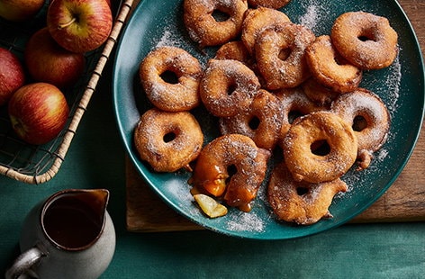 Image of "Spiced apple doughnuts with caramel sauce"