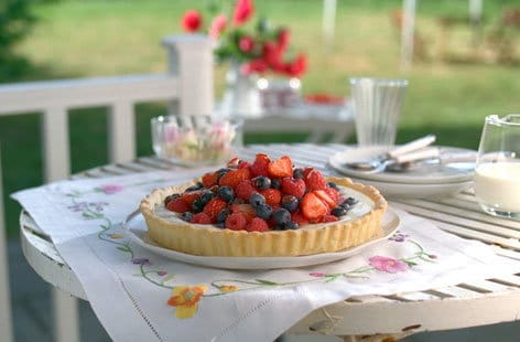 Image of "Summer berry tart with lemon cream"