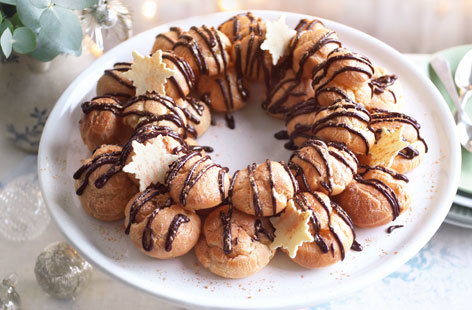 Image of "Choux bun wreath"