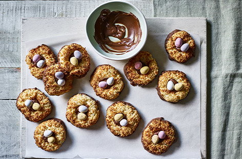 Image of "Coconut macaroon nests"