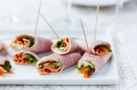 Image of "Ham, carrot and houmous mini rolls"