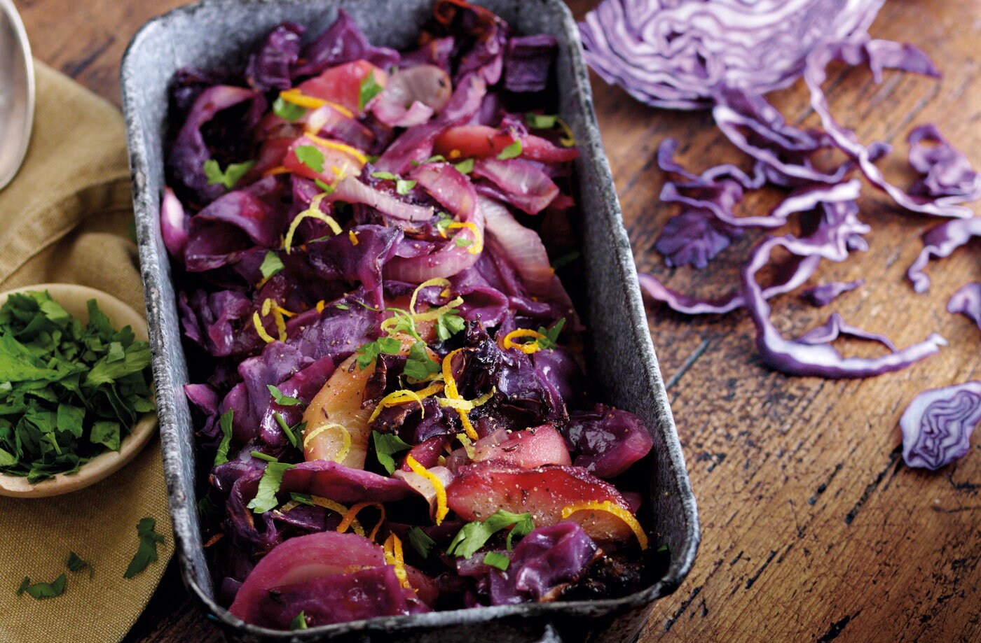 Sweet and sour red cabbage with apple
