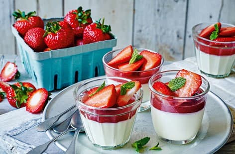 Image of "Strawberry jelly panna cottas"