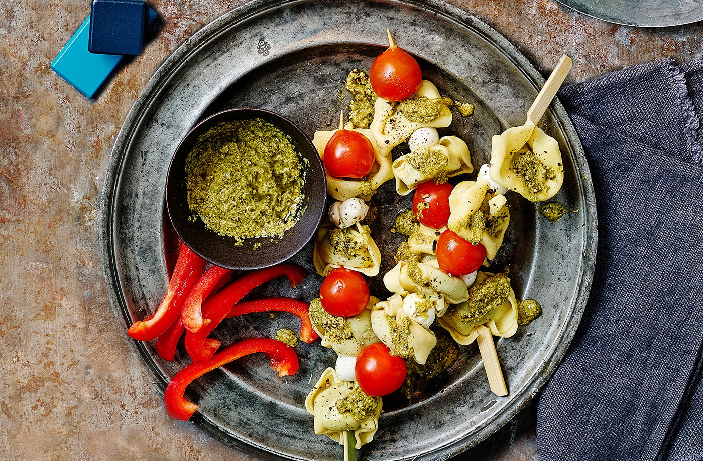 Tortelloni skewers with pesto dip