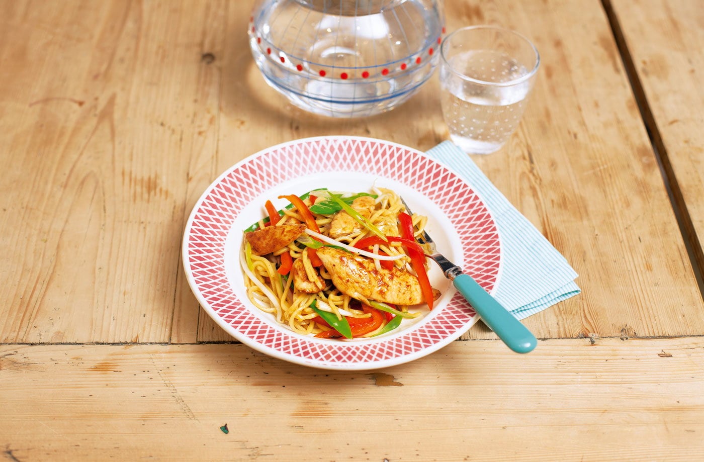 Stir-fried chicken noodles with vegetables