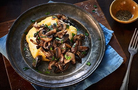 Image of "Garlic mushrooms with cheesy polenta"