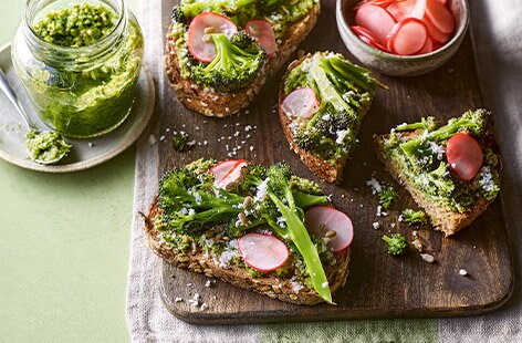 Image of "Goat's cheese and broccoli pesto toasts"
