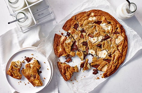 Image of "Giant chocolate chip cookie"