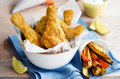 Image of "Chicken drumsticks with vegetable chips and garlic dip"