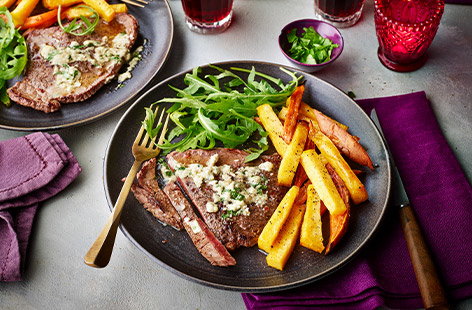 Image of "Steak with blue cheese and mixed chips"