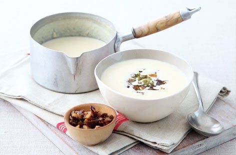 Image of "Parsnip soup with chestnut and pesto"