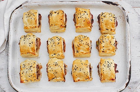 Image of "Cranberry and leek sausage rolls"