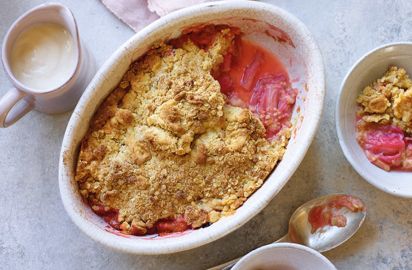 Old-fashioned rhubarb crumble