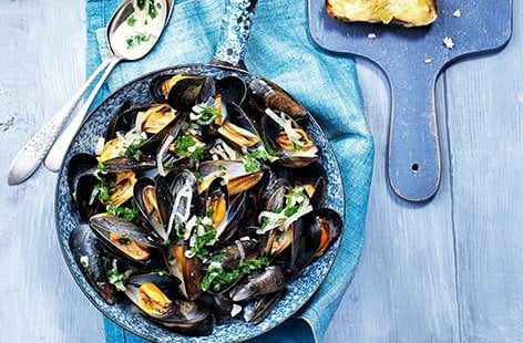 Image of "Mussels in beer broth with cheesy rarebits"