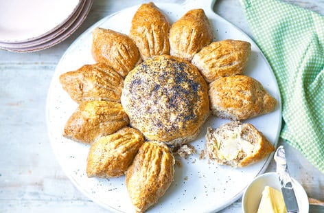Image of "Tear and share flower bread"