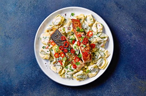 Image of "Spinach and ricotta tortelloni with spicy salmon"