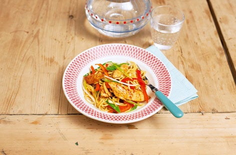 Image of "Stir-fried chicken noodles with vegetables"