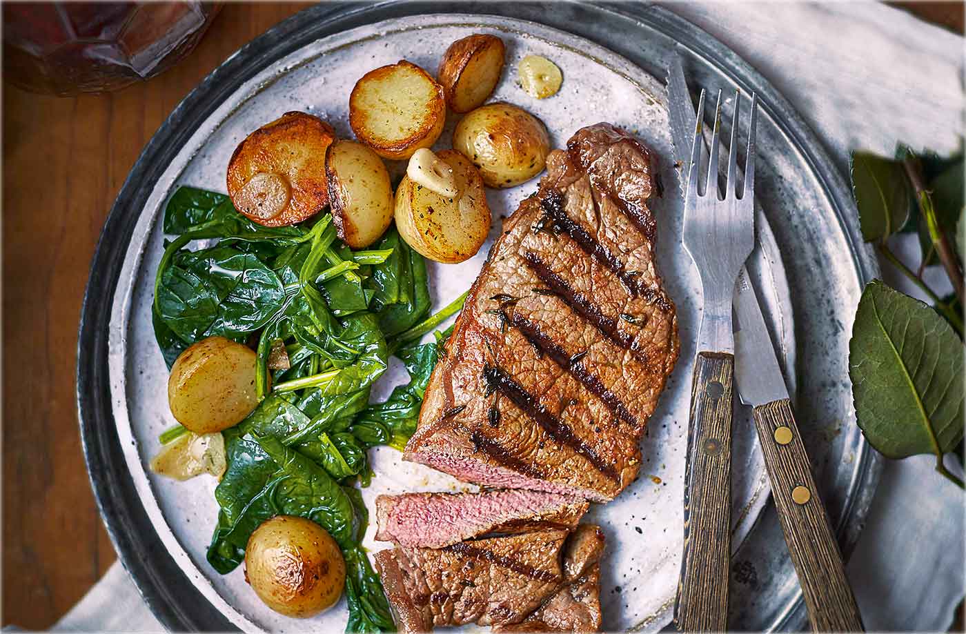 Paprika and thyme steaks with sautéed potatoes