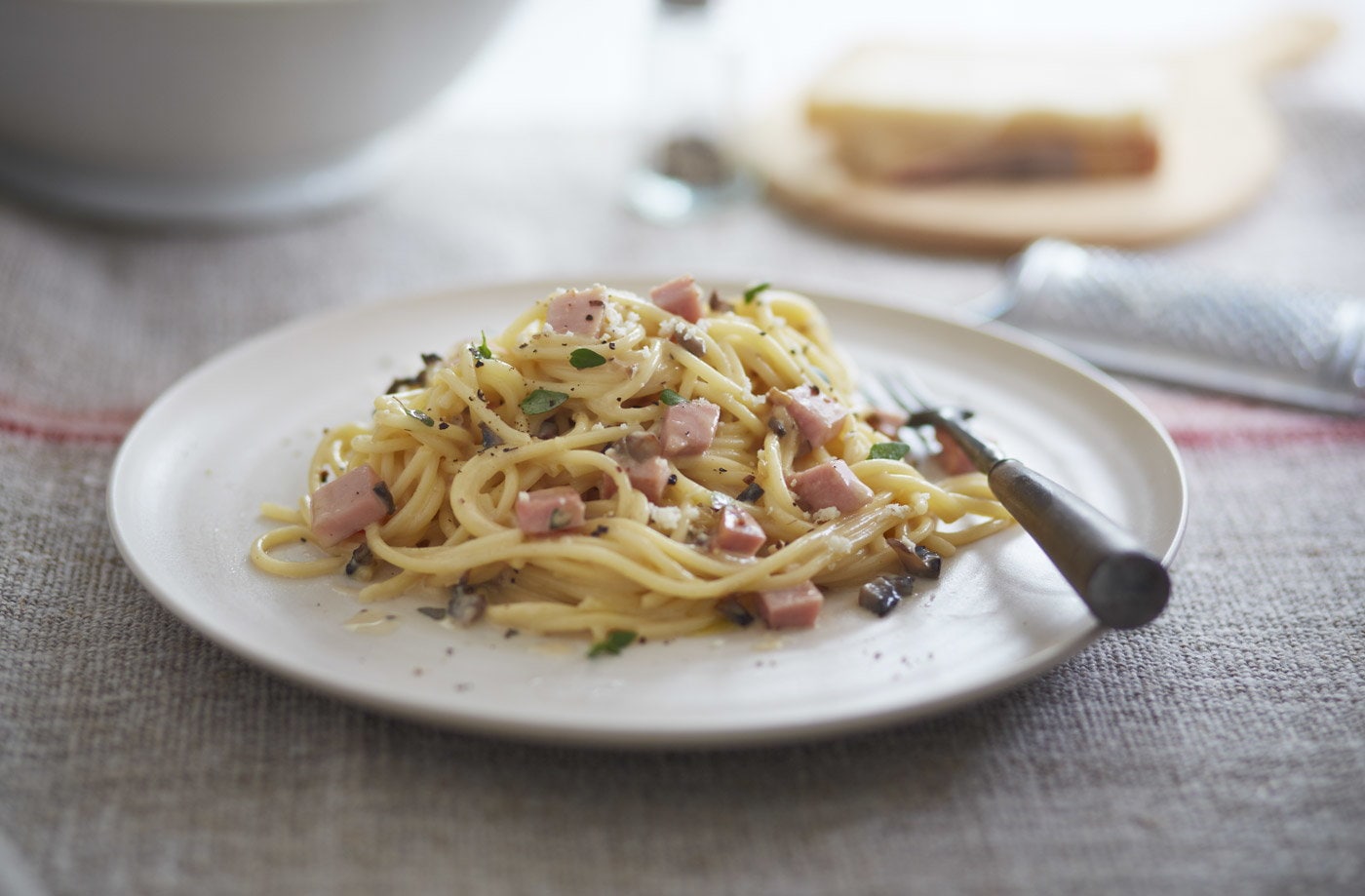 Spaghetti carbonara with roast ham