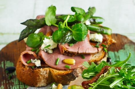 Image of "Beef and asparagus sandwich "