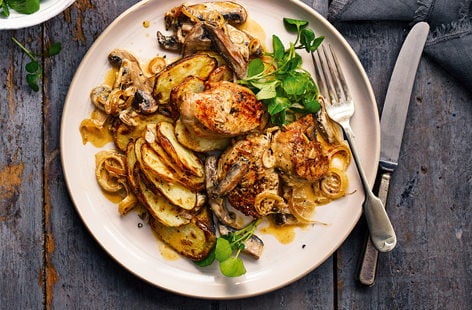 Image of "Pork fillet with mushroom sauce and lemon potatoes"