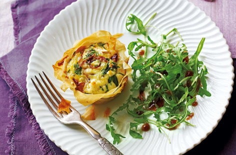 Image of "Goat's cheese, broccoli and red onion tartlets with rocket salad"