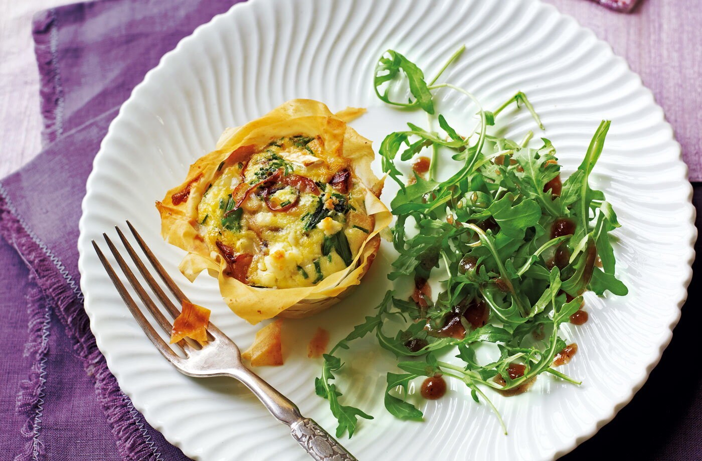 Goat's cheese, broccoli and red onion tartlets with rocket salad