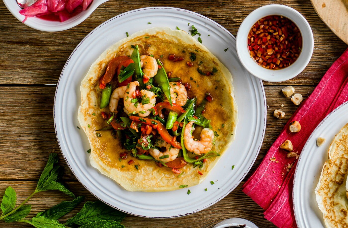 Asian-inspired prawns with mangetout and red pepper