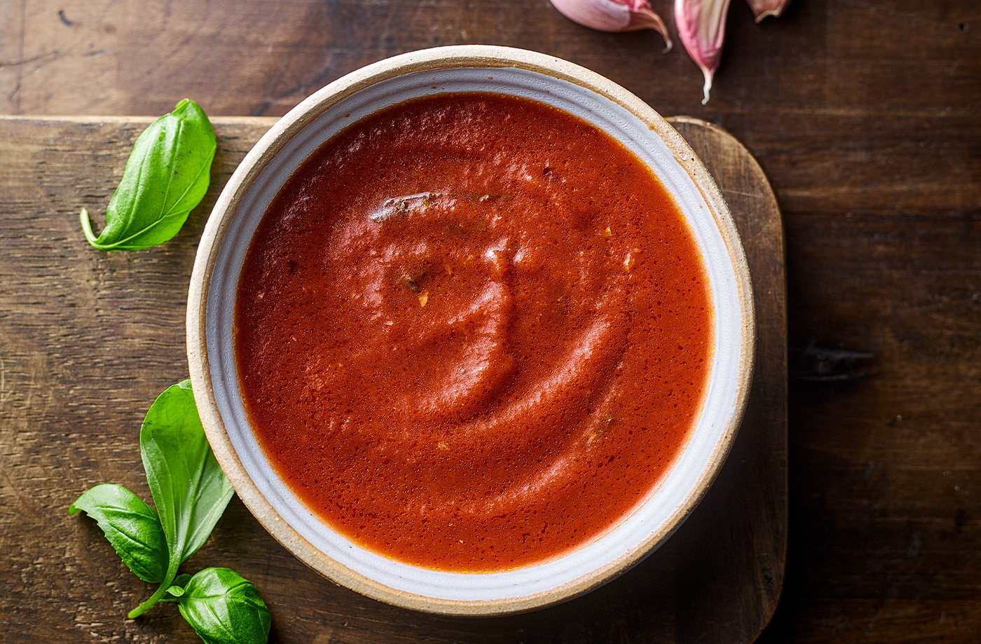 Basil and garlic tomato sauce