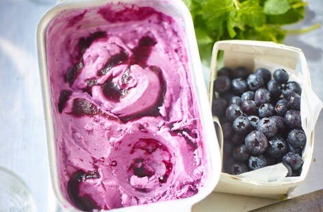 Image of "Blueberry and lime frozen yogurt"